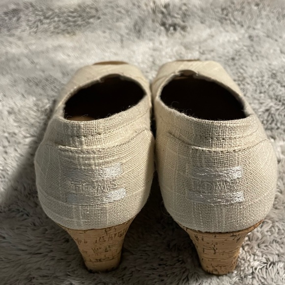 Toms Wedges cream color with suede inside. Size 8.5 - Picture 5 of 5